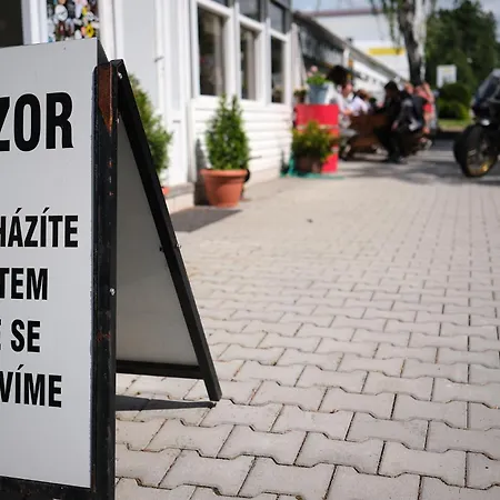 호스텔 Moto Doupe 훔폴렉