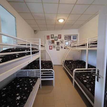 Doupe Hostel *
